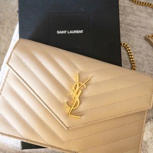 ENVELOPE CHAIN WALLET IN GRAIN DE POUDRE EMBOSSED LEATHER